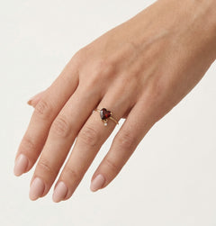 Dámský prsten s granátovým srdcem