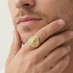 Anillo de oro con cabeza de león rugiente y circonia cúbica