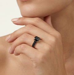 Anillo de oro amarillo con ónix negro elegante