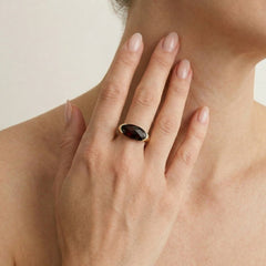 Eleganter ovaler Granat-Goldring