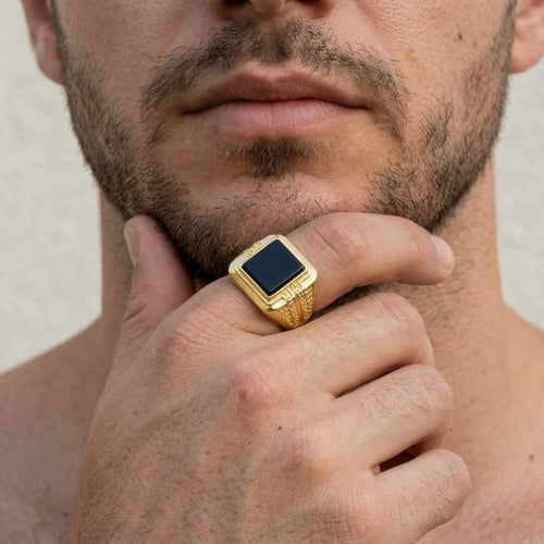 Schwarzer Onyx-Ring mit griechischem Design in eckiger Form