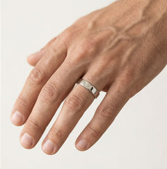 Platinový snubní prsten s vysoce leštěnou povrchovou úpravou