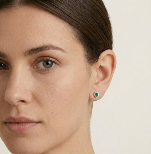 Boucles d’oreilles en or blanc avec diamants et émeraudes