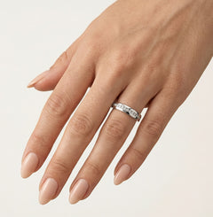 Speciální snubní prsten z bílého zlata s kameny