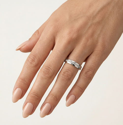 Speciální snubní prsten z bílého zlata s kameny