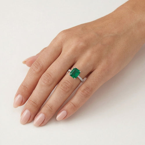 Ring aus Sterlingsilber mit smaragdgeschliffenem Smaragd