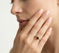 Stylish yellow gold ring with solitaire garnet