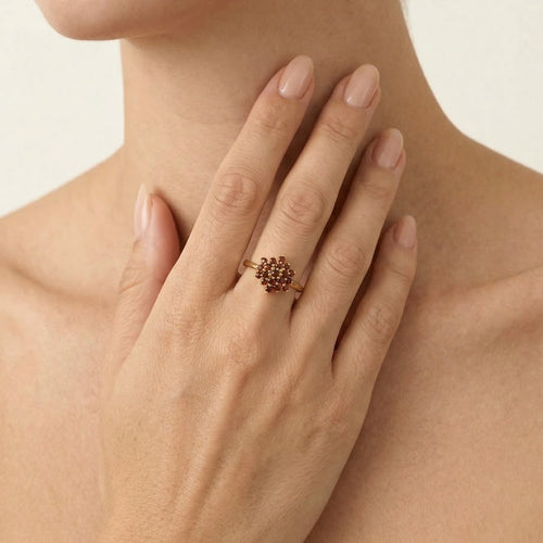 Zlatý prsten se zářivým kulatým granátem