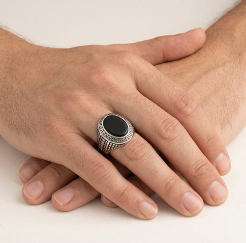 Ručně zpracovaný pánský prsten s oválným onyxem