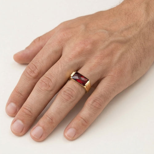 Eleganter Goldring mit rechteckigem Granat
