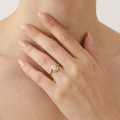 Kroucený prsten ze zlata a kubickými zirkony