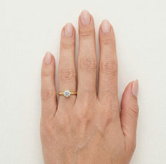 Anillo clásico de oro amarillo con zirconia.