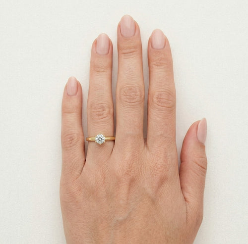 Anillo clásico de oro amarillo con zirconia.