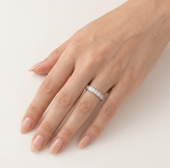 Stříbrný prsten s princess brusem a zirkony