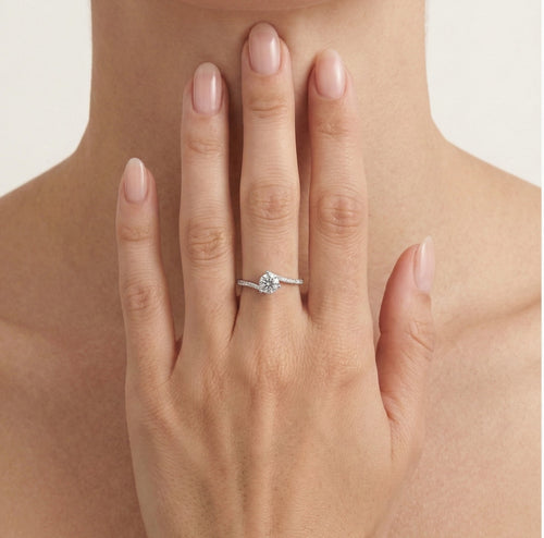 Gedrehter Ring mit drei Krappen