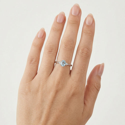 Klassischer Diamant- und Blautopasring in Weißgold