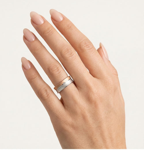 Massive glänzende Ringe aus Weiß- und Roségold