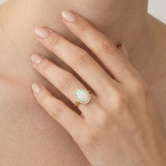 Masivní zlatý prsten s oválným bílým opálem