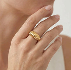 Bague large en or croissant dôme