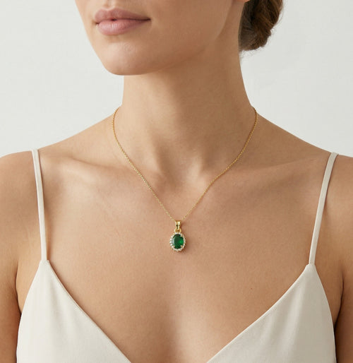 Přívěsek ve žlutém zlatě s oválným smaragdem a kubickými zirkony