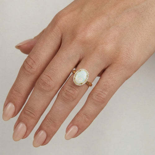 Masivní zlatý prsten s oválným bílým opálem