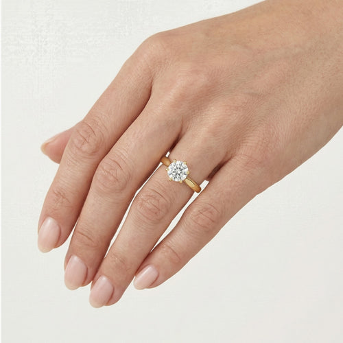 Klassischer Ring aus Gelbgold mit Zirkonia