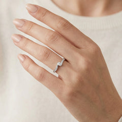 Elegantní dámský zásnubní prsten z bílého zlata s diamanty