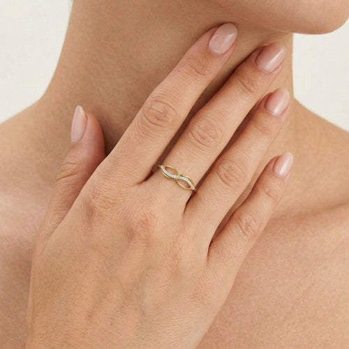 Bague or infini avec rangée surélevée de zirconium cubique