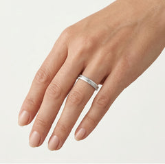 Bague de mariage en or blanc avec un design central unique.