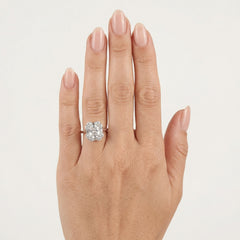 Ring mit Halo aus Zirkonia im Kissenschliff und Rundschliff