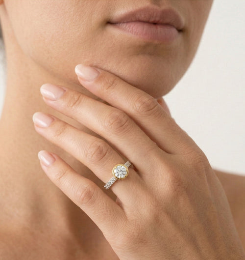 Dvouřadý zlatý prsten s drobnými zirkony