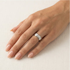 Leštěný snubní prsten z bílého zlata s kameny nebo bez nich