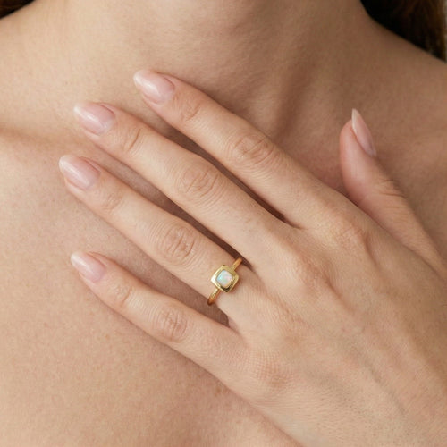 Quadratischer Ring aus Gold mit weißem Opal