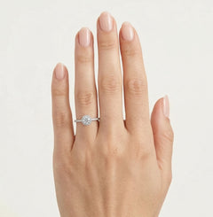 Bague en or blanc brillant avec diamants.