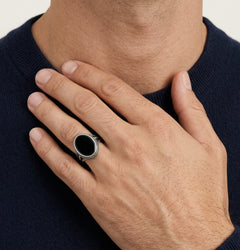 Pánský stříbrný prsten s oválným onyxem a zdobenými boky