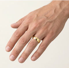 Bagues de mariage en or jaune gravées.