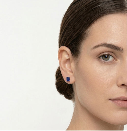 Elegantní náušnice s modrým safírem z bílého zlata
