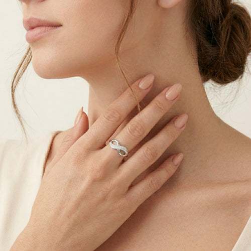 Anillo infinito de oro blanco con circonitas cúbicas