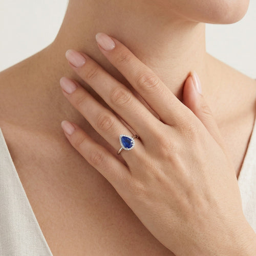 Ring aus Sterlingsilber mit tropfenförmigem Saphir und runden Zirkonia