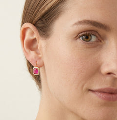 Pendientes rectangulares con rubí rojo de talla esmeralda y halo