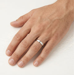 Bague de mariage fine en or blanc à finition haute brillance