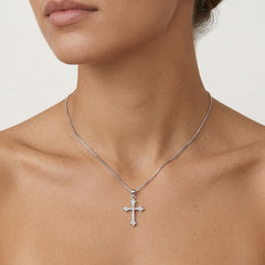 Kleiner Kreuzanhänger mit Knospen-Enden