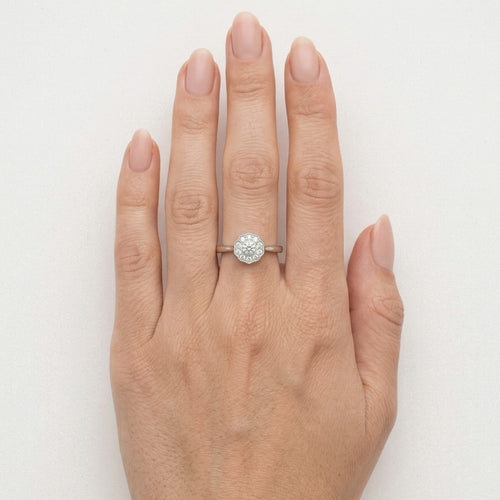 Moderner Verlobungsring für Damen mit runden Diamanten