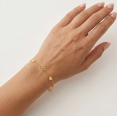 Gold-Armband mit Herzen und Unendlichkeitssymbolen