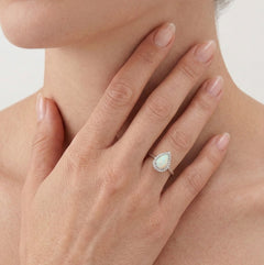 Bague goutte en opale blanche