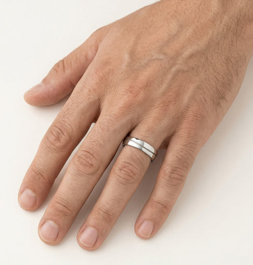 Bague de mariage en or blanc avec ligne courbe mate