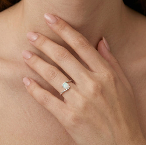 Einfacher Silberring mit rundem weißem Opal