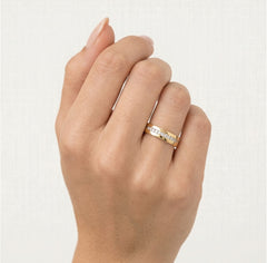 Snubní prsten ze žlutého zlata se zaoblenou linií