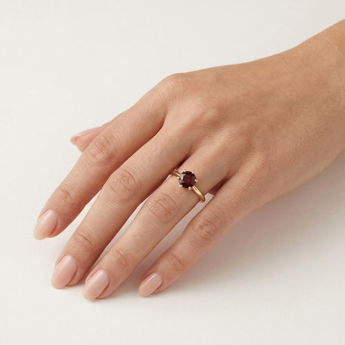 Sofistikovaný prsten s kulatým granátem jemného krokového brusu