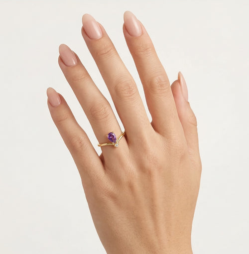 Anillo de oro amarillo con zirconia cúbica en corte pera y amatista morada